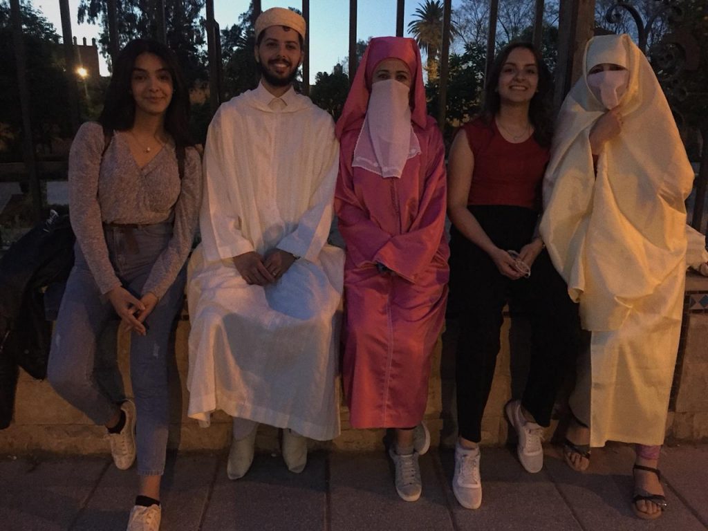 نساء وجدة وببركان يتجاوبن مع الدعوة إلى الرجوع للباس التقليدي – صور插图 نساء وجدة وببركان يتجاوبن مع الدعوة إلى الرجوع للباس التقليدي – صور插图