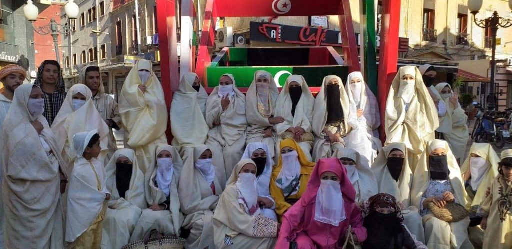 نساء وجدة وببركان يتجاوبن مع الدعوة إلى الرجوع للباس التقليدي – صور插图7 نساء وجدة وببركان يتجاوبن مع الدعوة إلى الرجوع للباس التقليدي – صور插图7